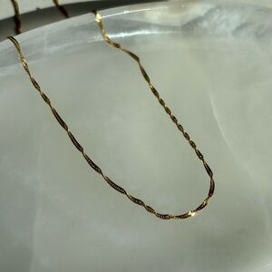 Elegant 18k Gold Twisted Necklace